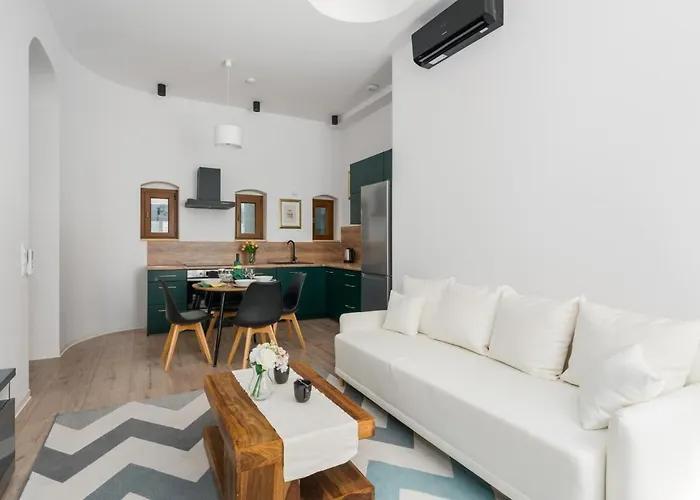 Apartment Kamienica Chelmonskiego 10 Przy Mtp By Noclegi Renters
